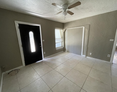415 S Robbins Avenue - Photo Thumbnail 2