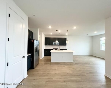 1389 Bluewater Lane - Photo Thumbnail 6