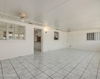 302 Emerald Place E - Photo Thumbnail 12