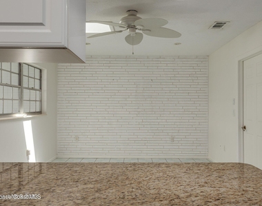 302 Emerald Place E - Photo Thumbnail 8