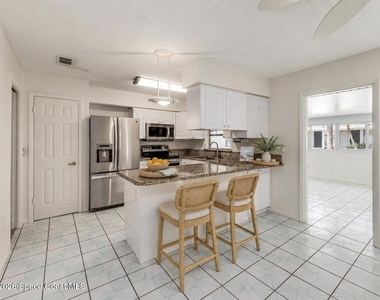 302 Emerald Place E - Photo Thumbnail 9