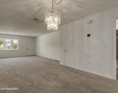 302 Emerald Place E - Photo Thumbnail 5