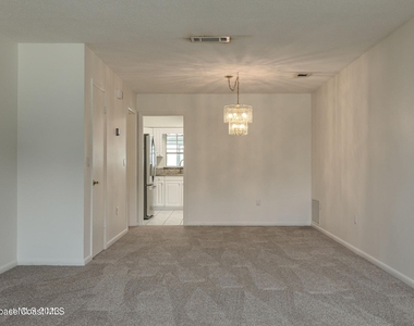 302 Emerald Place E - Photo Thumbnail 3