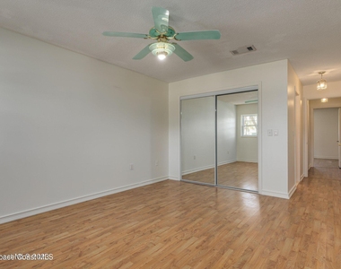 302 Emerald Place E - Photo Thumbnail 15