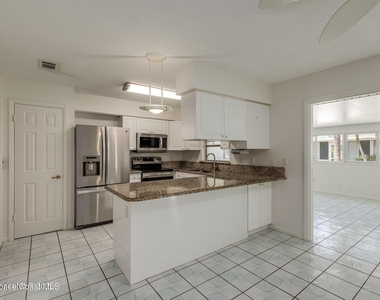302 Emerald Place E - Photo Thumbnail 10