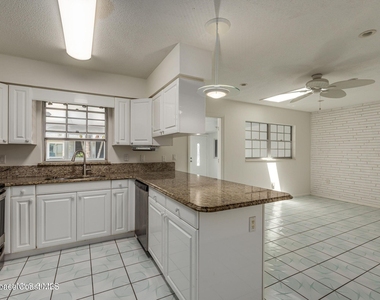 302 Emerald Place E - Photo Thumbnail 6