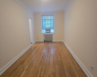 East 63 Street - Photo Thumbnail 4