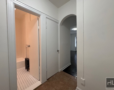 East 72 Street - Photo Thumbnail 4