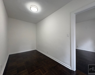 East 72 Street - Photo Thumbnail 3