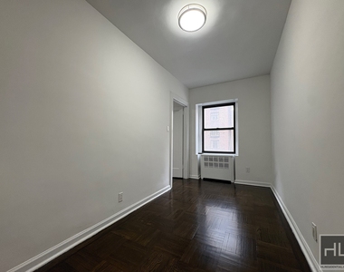 East 72 Street - Photo Thumbnail 2