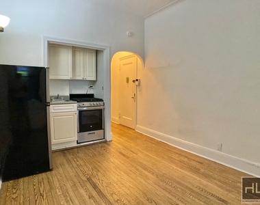 East 87 Street - Photo Thumbnail 1