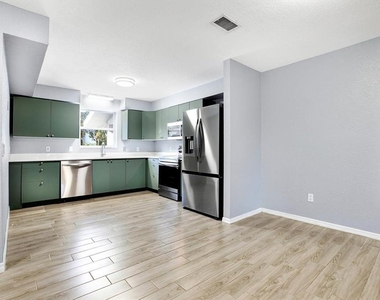 107 47th Avenue N - Photo Thumbnail 6