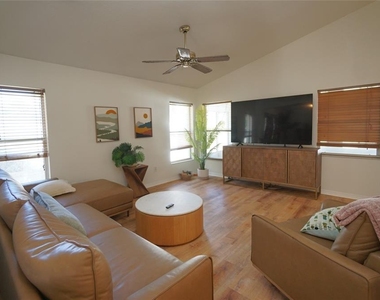 6921 Jamestown Manor Drive - Photo Thumbnail 15