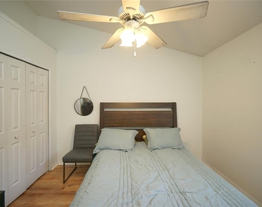 6921 Jamestown Manor Drive - Photo Thumbnail 3