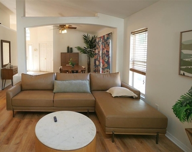 6921 Jamestown Manor Drive - Photo Thumbnail 14