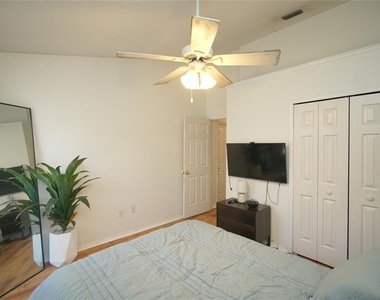 6921 Jamestown Manor Drive - Photo Thumbnail 2