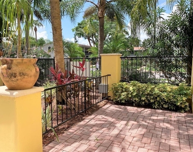 601 Casabella Circle - Photo Thumbnail 2