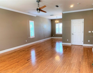 601 Casabella Circle - Photo Thumbnail 11