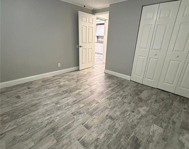 1400 Strawberry Place - Photo Thumbnail 7