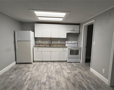 1400 Strawberry Place - Photo Thumbnail 5