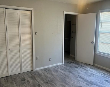 807 E Osborne Avenue - Photo Thumbnail 5