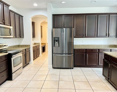 7952 Hampton Lake Drive - Photo Thumbnail 4