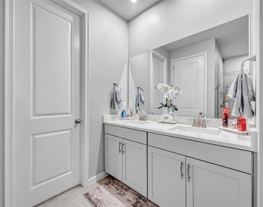 5886 Timberdale Avenue - Photo Thumbnail 22