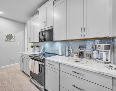 5886 Timberdale Avenue - Photo Thumbnail 12