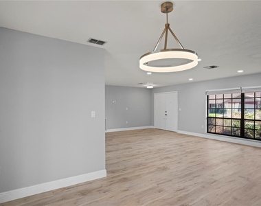 8312 Roxboro Drive - Photo Thumbnail 11