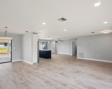 8312 Roxboro Drive - Photo Thumbnail 4
