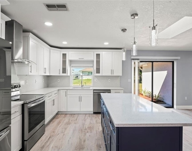 8312 Roxboro Drive - Photo Thumbnail 7