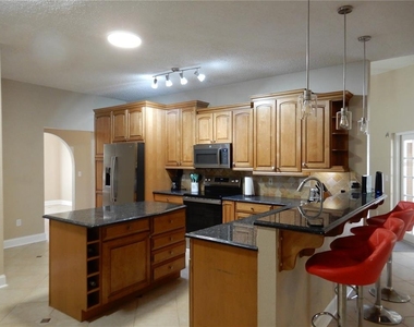 626 7th Avenue N - Photo Thumbnail 3