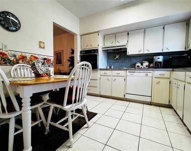 2340 Grecian Way - Photo Thumbnail 3