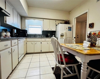 2340 Grecian Way - Photo Thumbnail 4