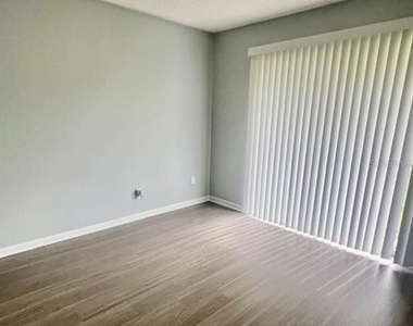 709 Oceanside Circle - Photo Thumbnail 6