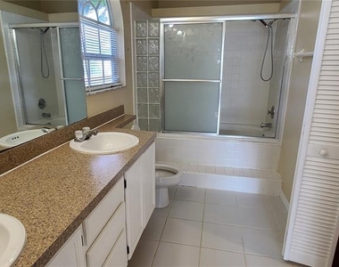 2411 Berkshire Court - Photo Thumbnail 12