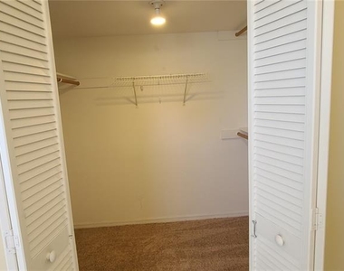 2411 Berkshire Court - Photo Thumbnail 15