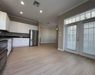 502 Greenbrier Avenue - Photo Thumbnail 8