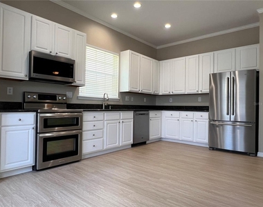 502 Greenbrier Avenue - Photo Thumbnail 6