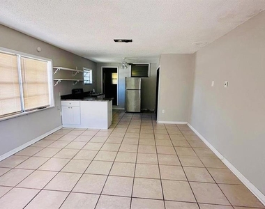 1310 N Combee Road - Photo Thumbnail 4