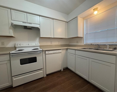 221 S Cypress Way - Photo Thumbnail 5