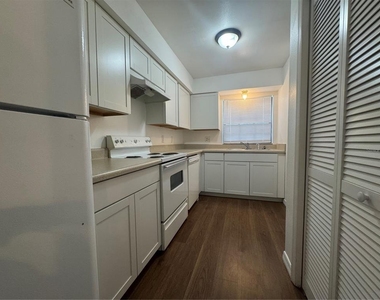 221 S Cypress Way - Photo Thumbnail 7