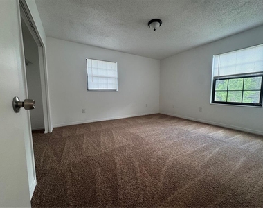 221 S Cypress Way - Photo Thumbnail 10