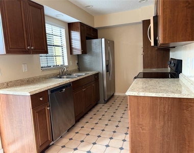 3220 Oak Lawn Place Place - Photo Thumbnail 6