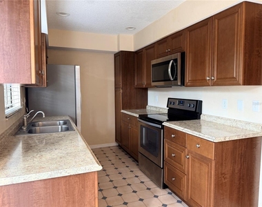 3220 Oak Lawn Place Place - Photo Thumbnail 4