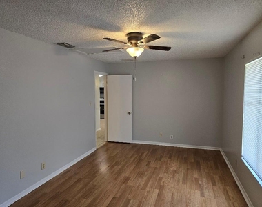 780 E North Street - Photo Thumbnail 15
