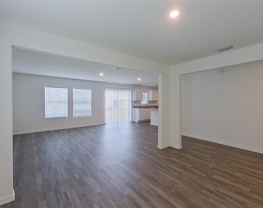 4020 Garden Boulevard - Photo Thumbnail 2