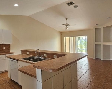 3007 Sw Santa Barbara Place - Photo Thumbnail 4