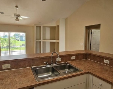 3007 Sw Santa Barbara Place - Photo Thumbnail 6