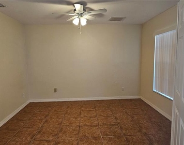 3007 Sw Santa Barbara Place - Photo Thumbnail 2